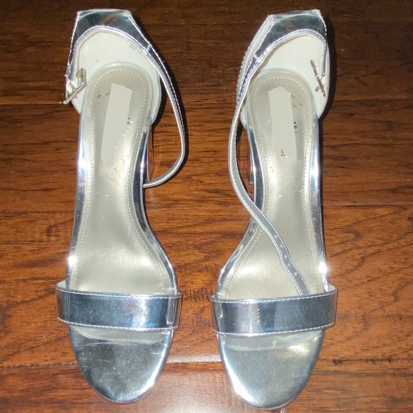 Silver high heals in women’s size 7 - Picture 2 of 2